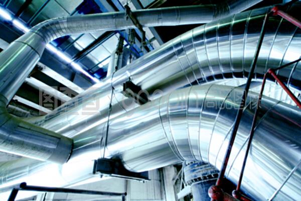 工业区中的蓝色钢管